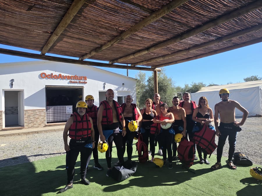 Grupo equipado para el rafting