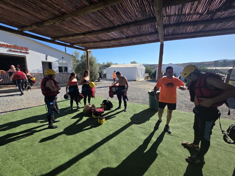 Grupo recogiendo el material de rafting