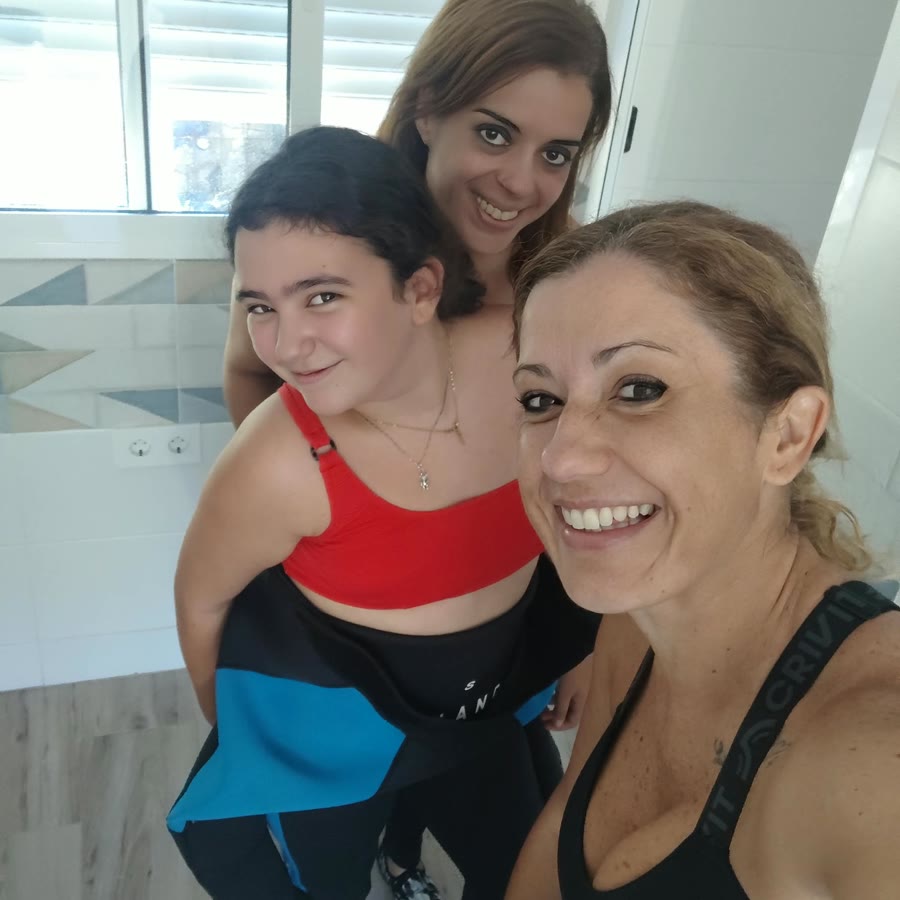 Selfie de tres compañeras tras el rafting