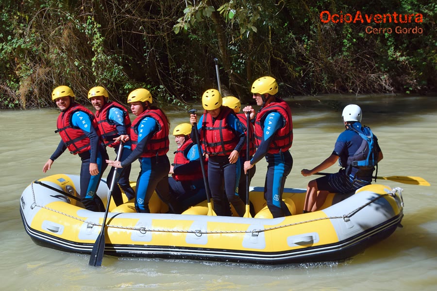 Equipo de rafting en el rio