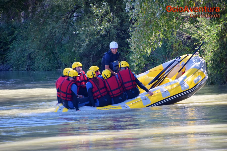 Balsa de rafting llegando a la orilla