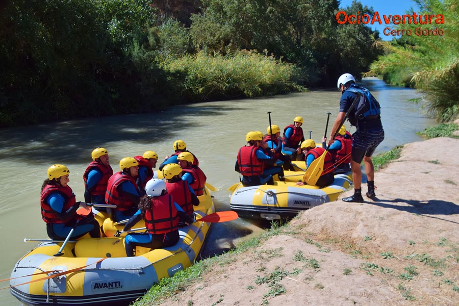 Dos balsas de rafting juntas en el rio