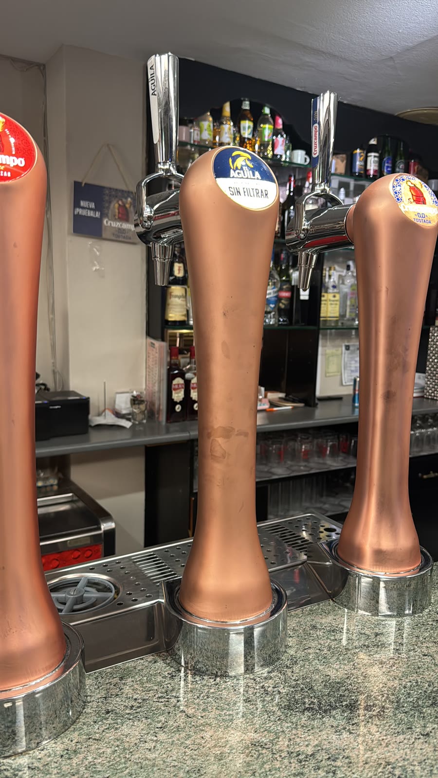 Tiradores de cerveza en la barra