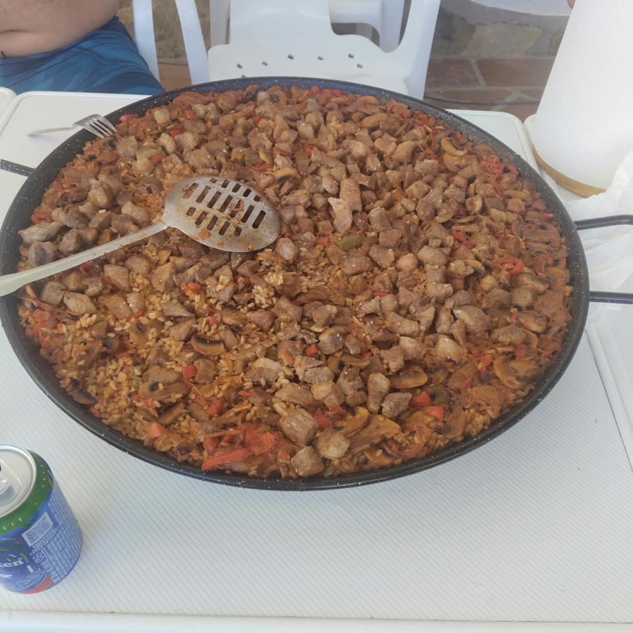 Paellera con arroz iberico recien hecho