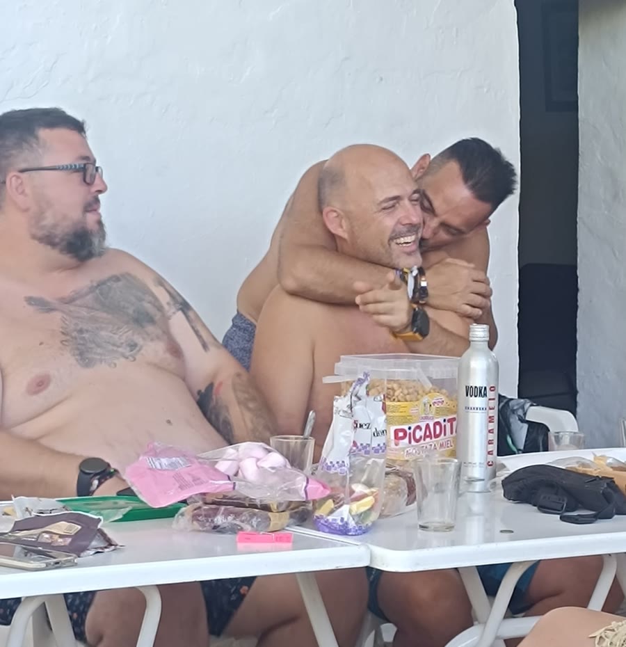 Abrazo efusivo junto a la mesa