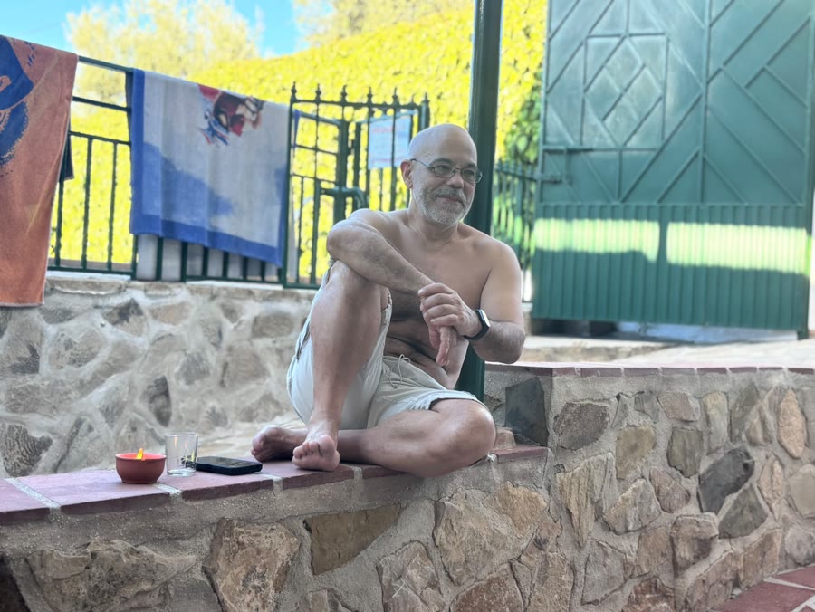 Eduardo sentado tranquilamente en un muro