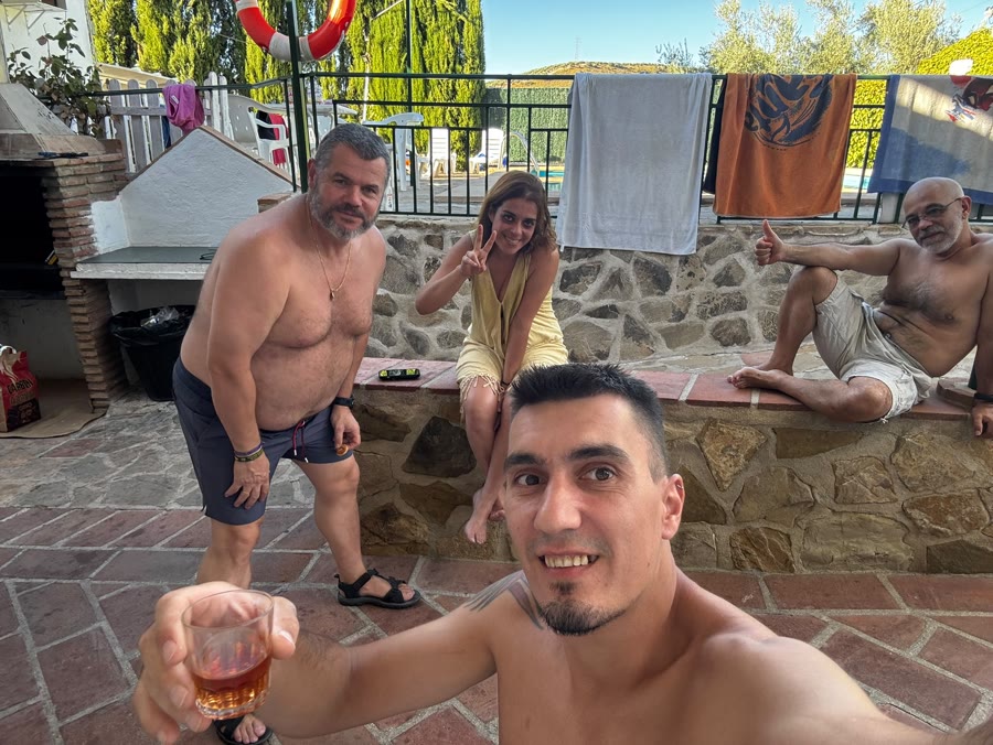 Grupo posando junto a la piscina