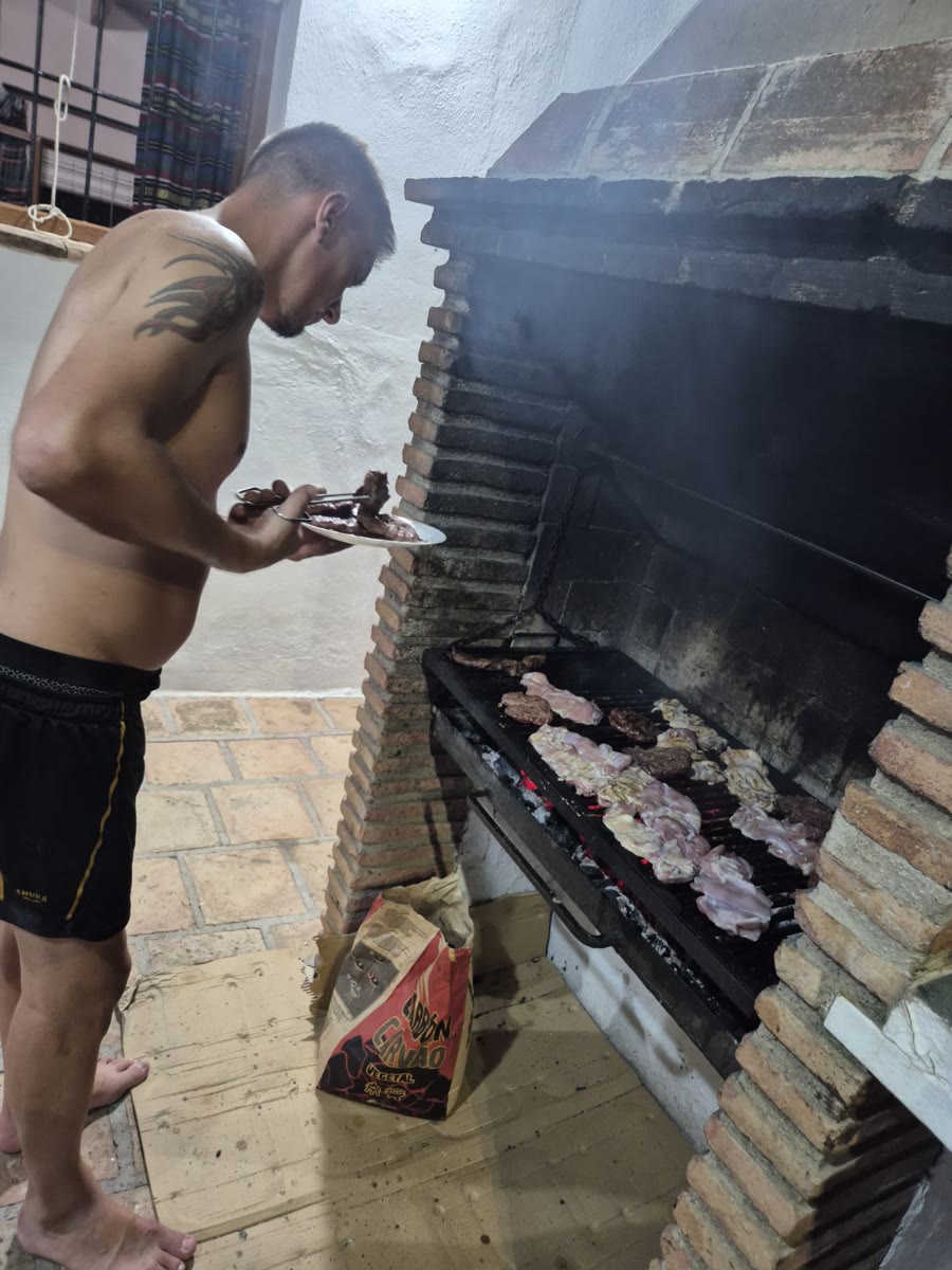 Fran preparando la barbacoa