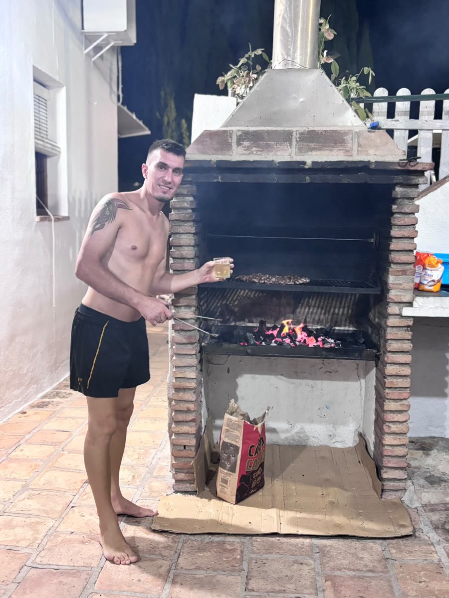Fran junto a la barbacoa encendida