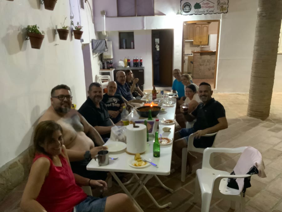 Grupo cenando en la terraza por la noche