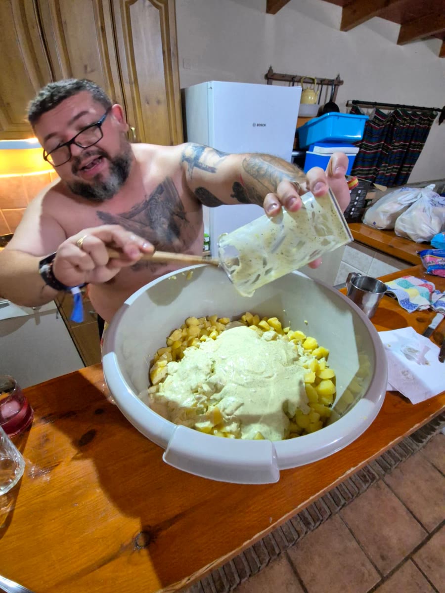 Preparando el alioli para las papas