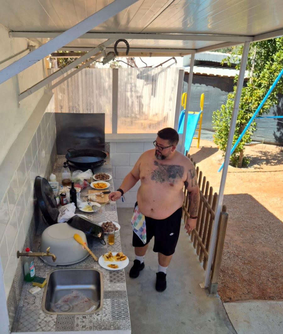 Paterna cocinando en la cocina exterior
